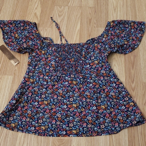 Almost Famous Floral Top - Picture 4 of 6